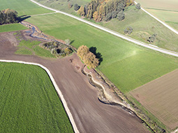 Renaturierter Leitenbach mit gewundenem neuen Gewässerlauf (27.10.2022)