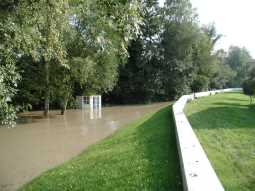 Deichsanierung Ringmeierbucht bei Hochwasser 2005