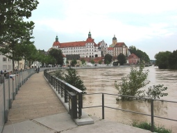 Donaukai nach der Sanierung beim Hochwasser