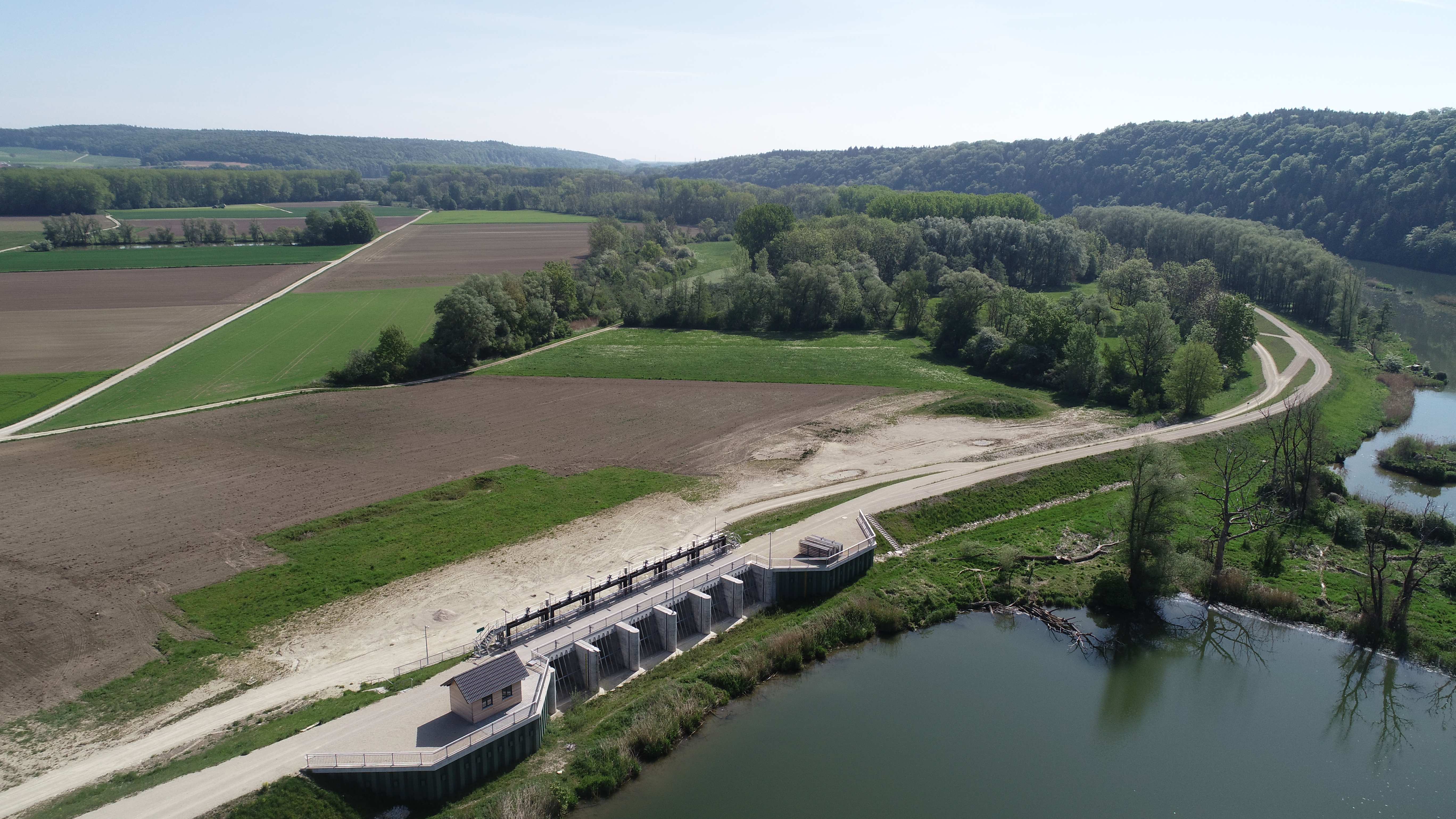 Einlassbauwerk mit Betriebsgebäuden