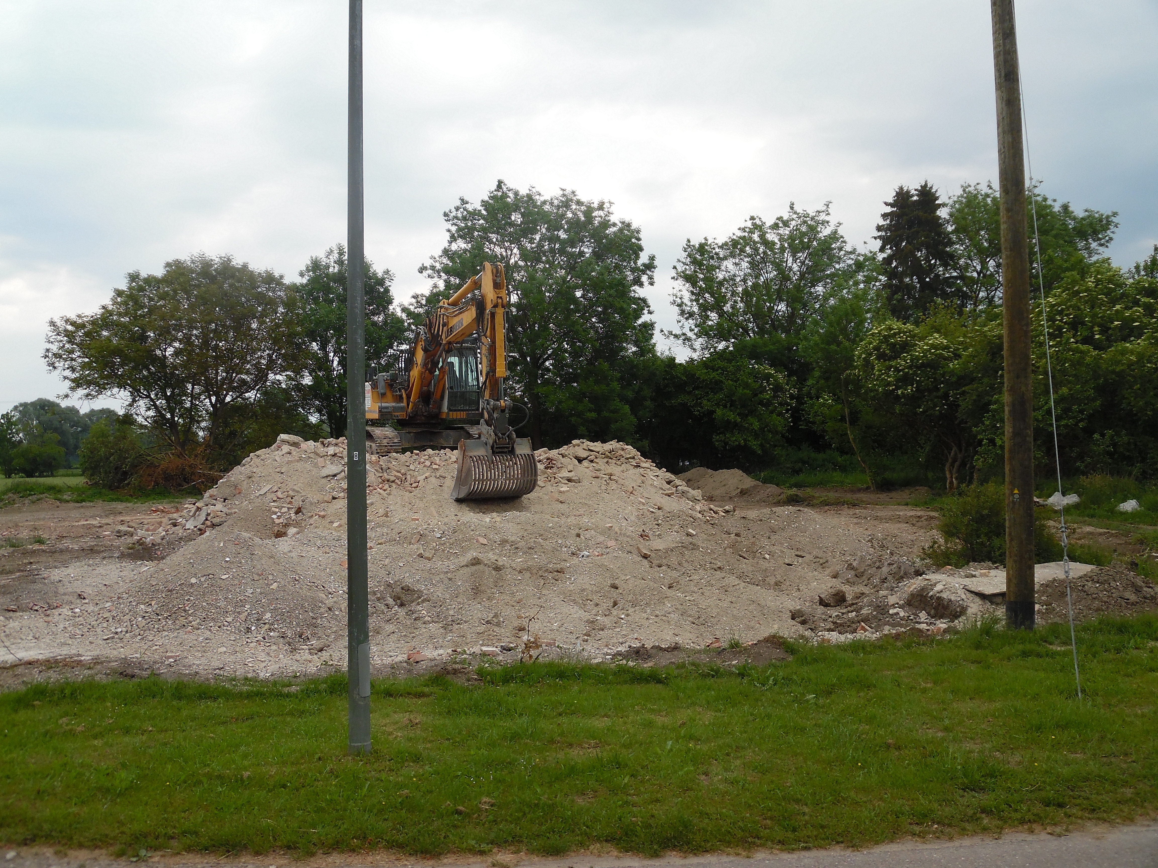 alter Bauernhof in Moos während des Abrisses alter Bauernhof in Moos während des Abrisses