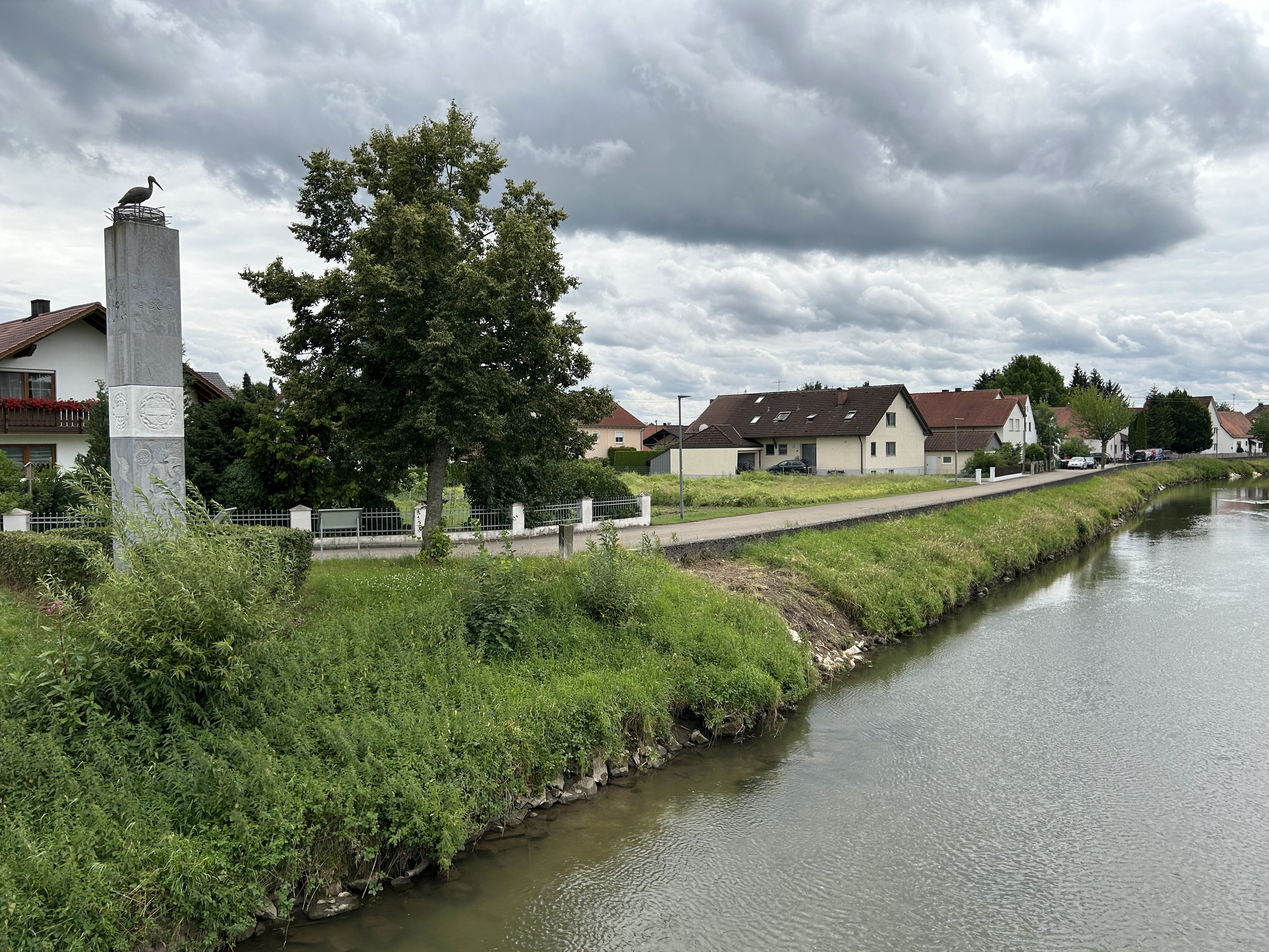 Ilm mit Hochwasserschutzmauer