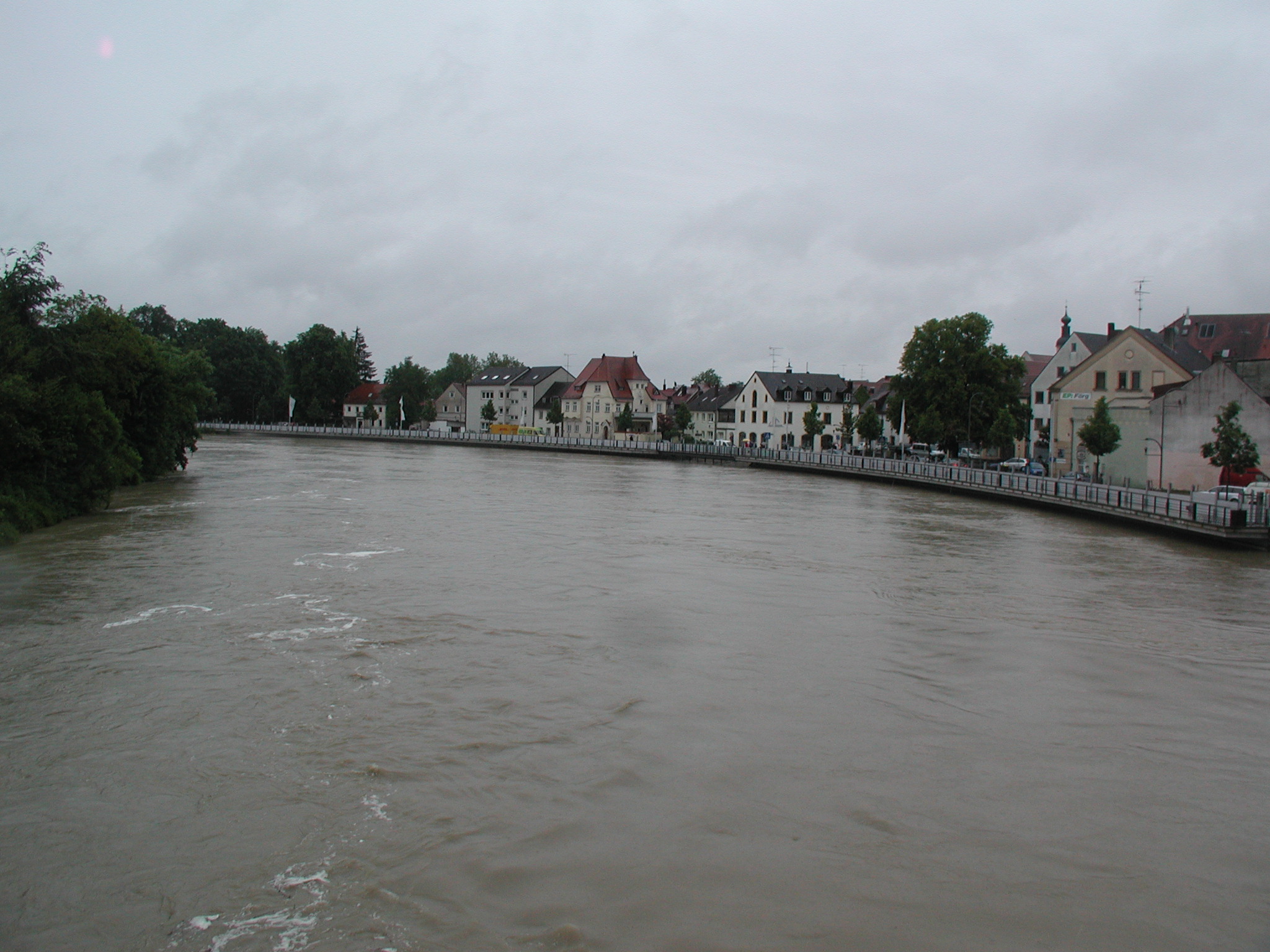Hochwasser Juni 2013 – Donaukai mit aufgebautem mobilen System