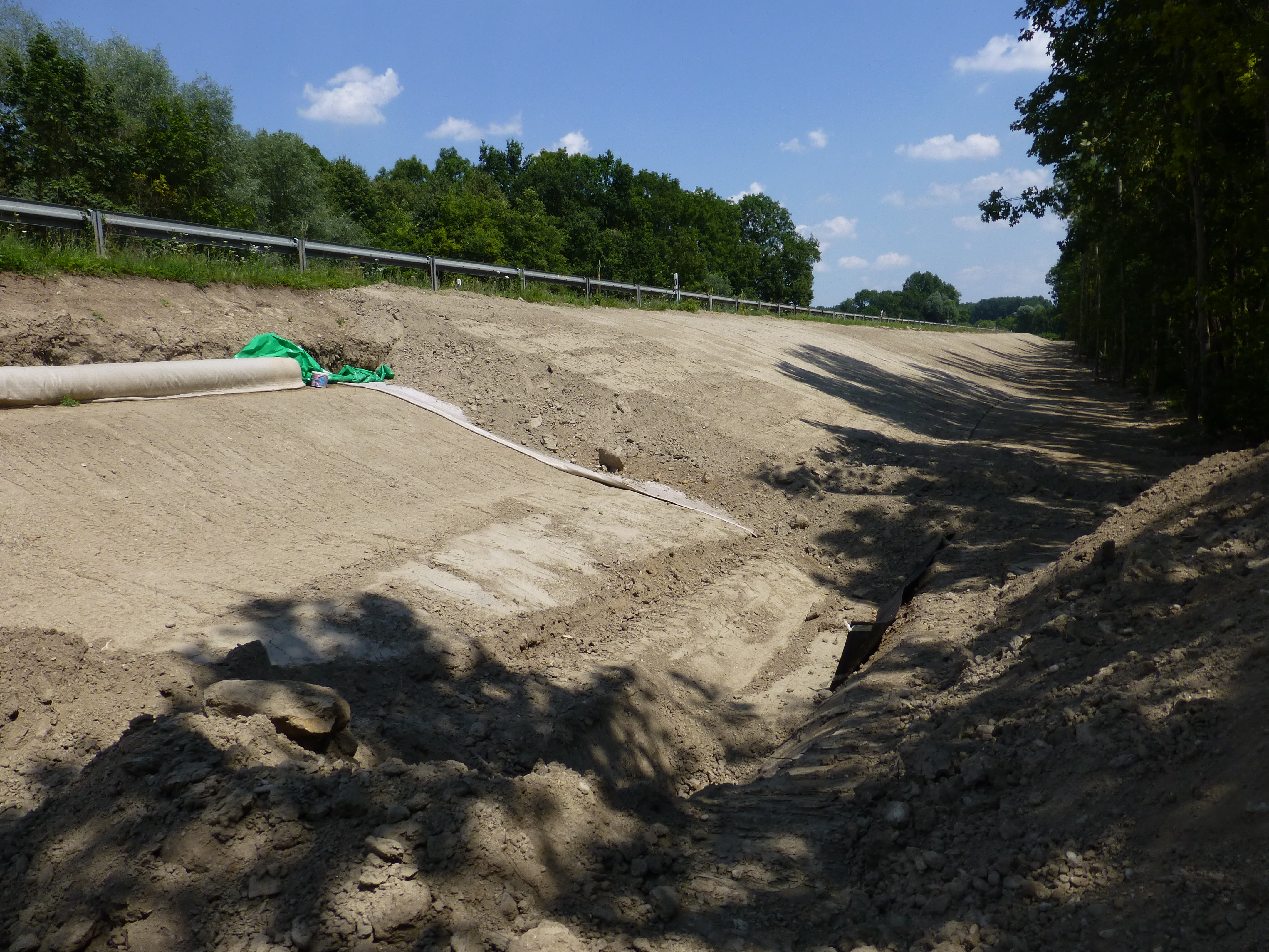 Einbau einer Bentonitmatte zur Abdichtung mit Überschüttung