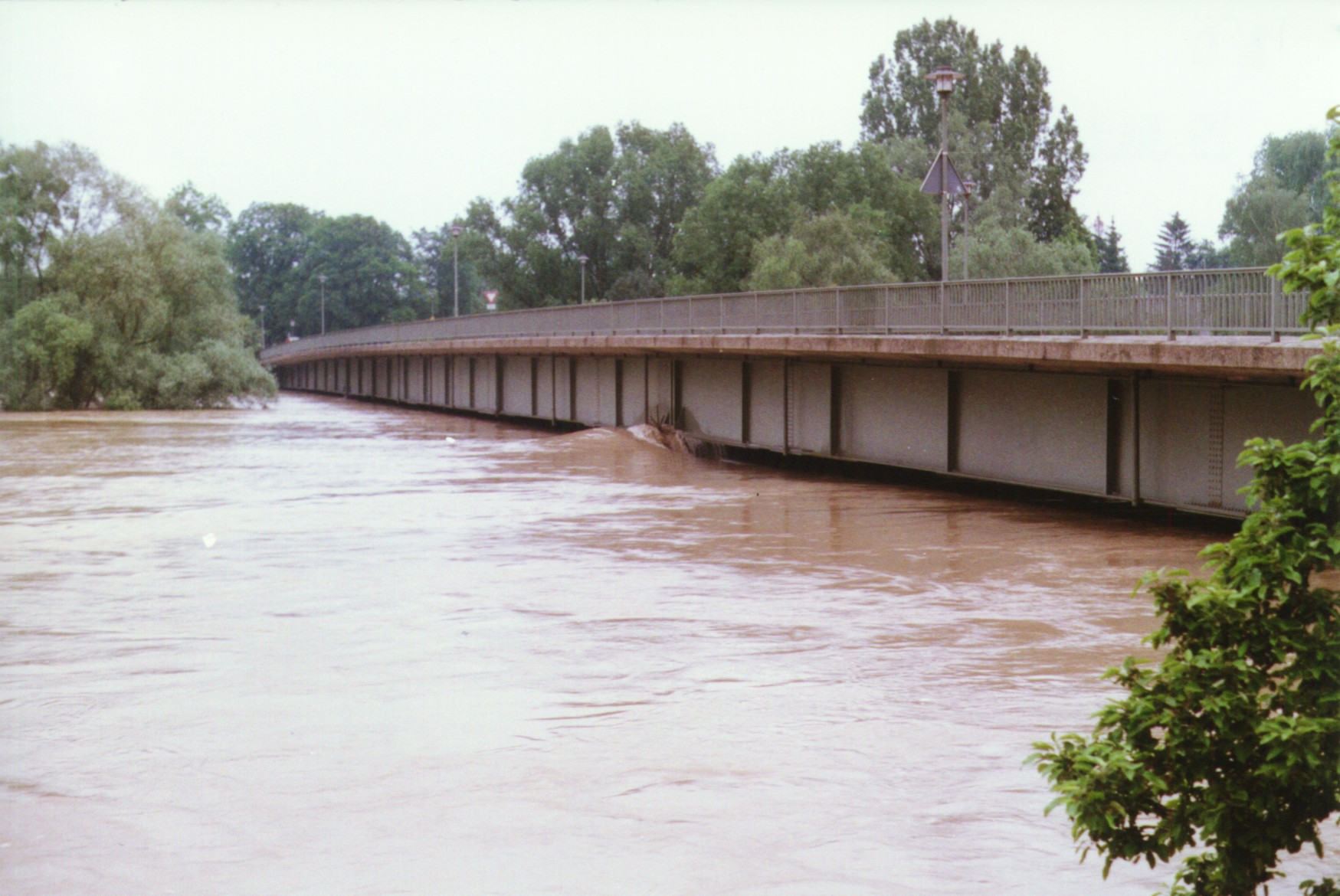 Alte Donaubrücke Vohburg während dem Pfingsthochwasser 1999