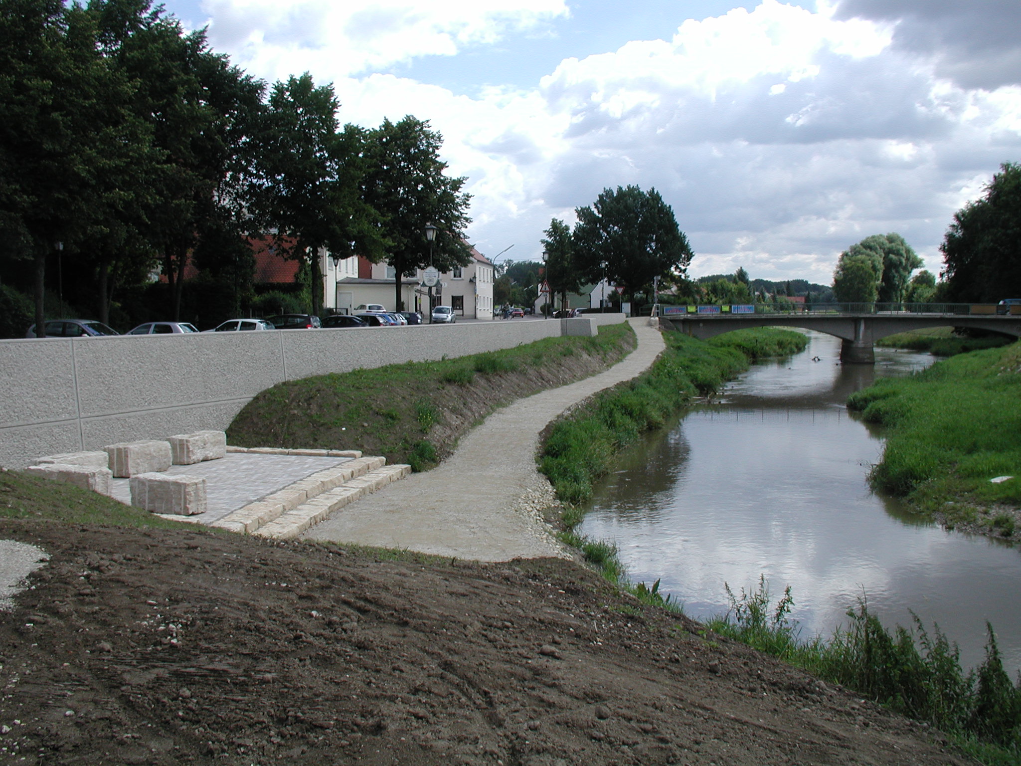 Hochwasserschutzmauer an der Kleinen Donau Hochwasserschutzmauer an der Kleinen Donau