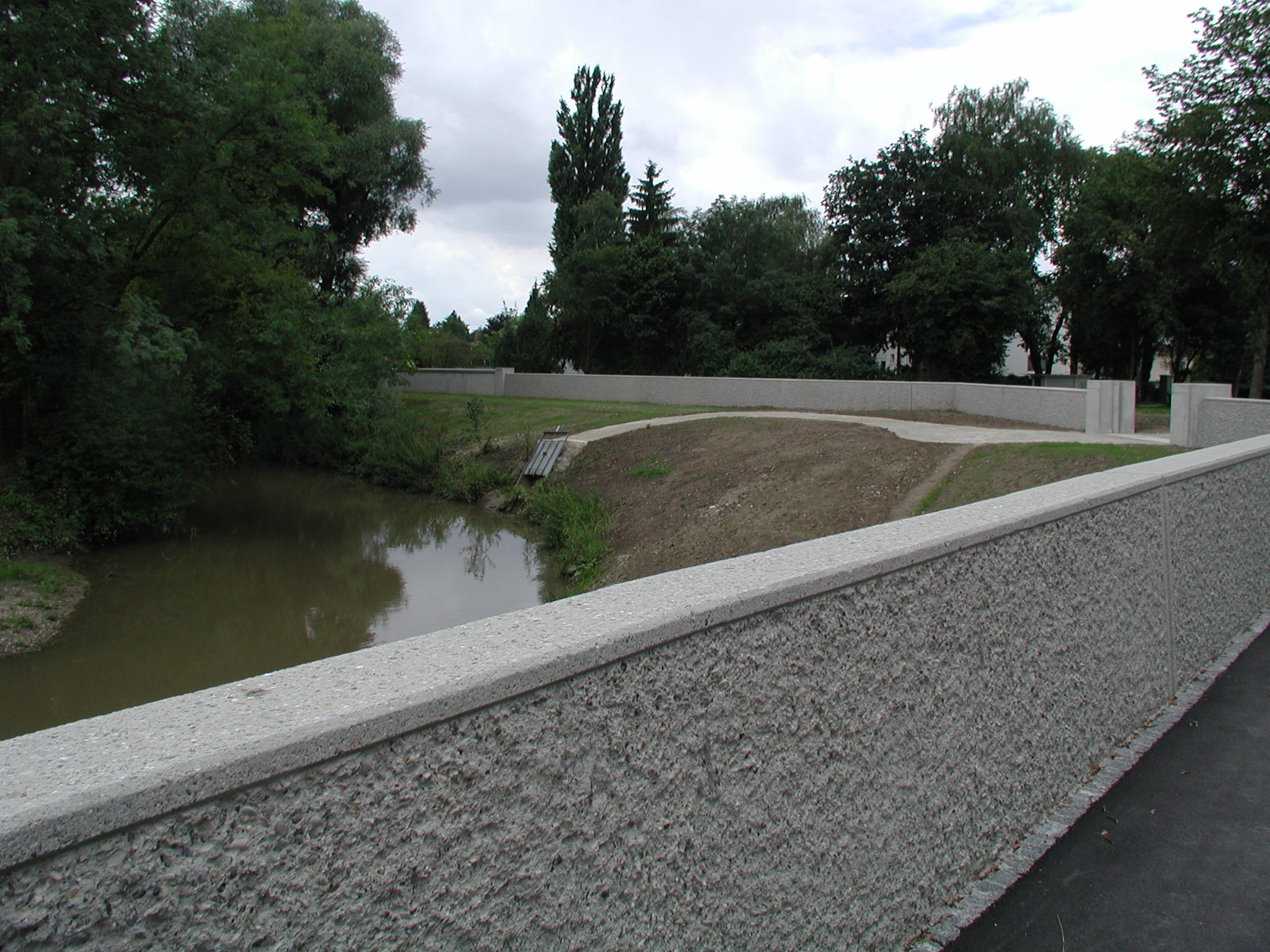 Hochwasserschutzmauer an der Kleinen Donau