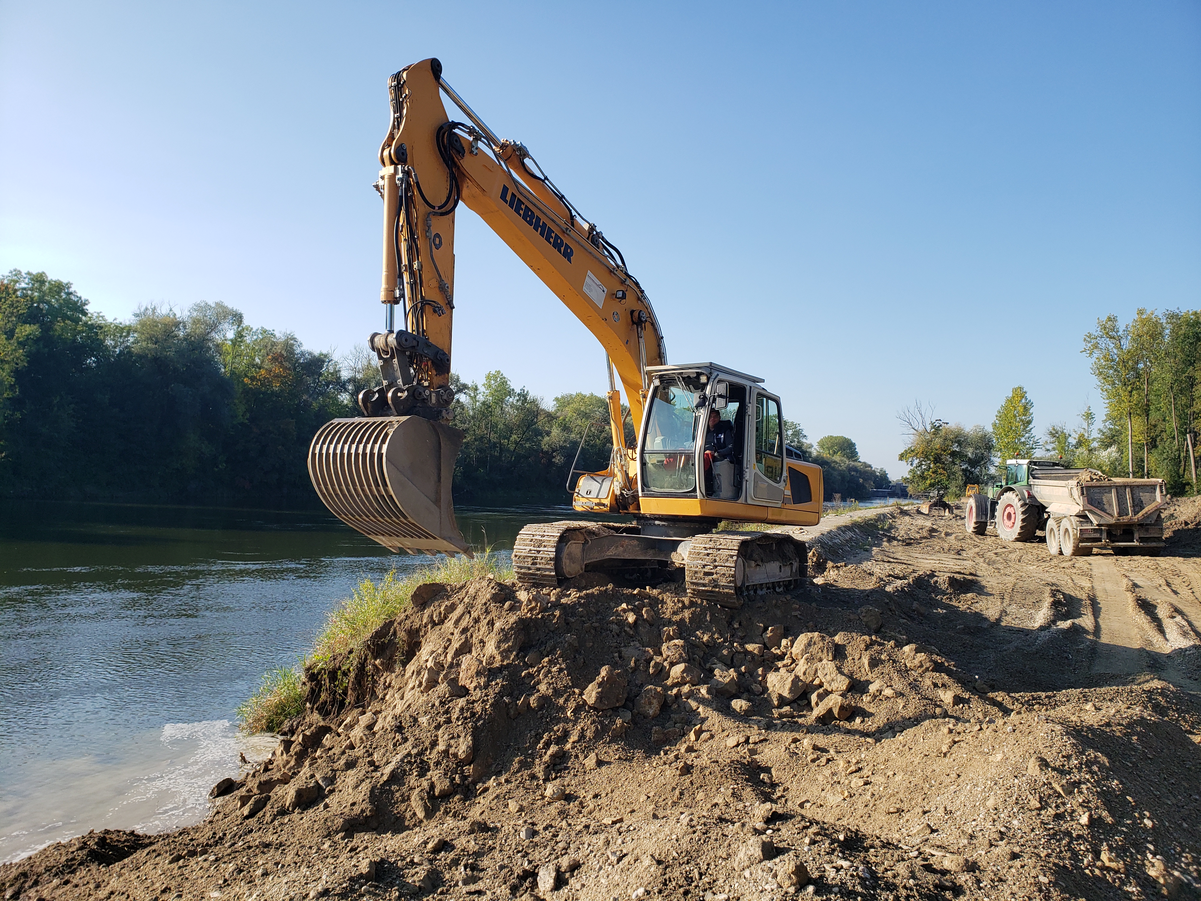 Entfernung der massiven Uferbefestigung zur Förderung der Laufentwicklung und Strukturbildung