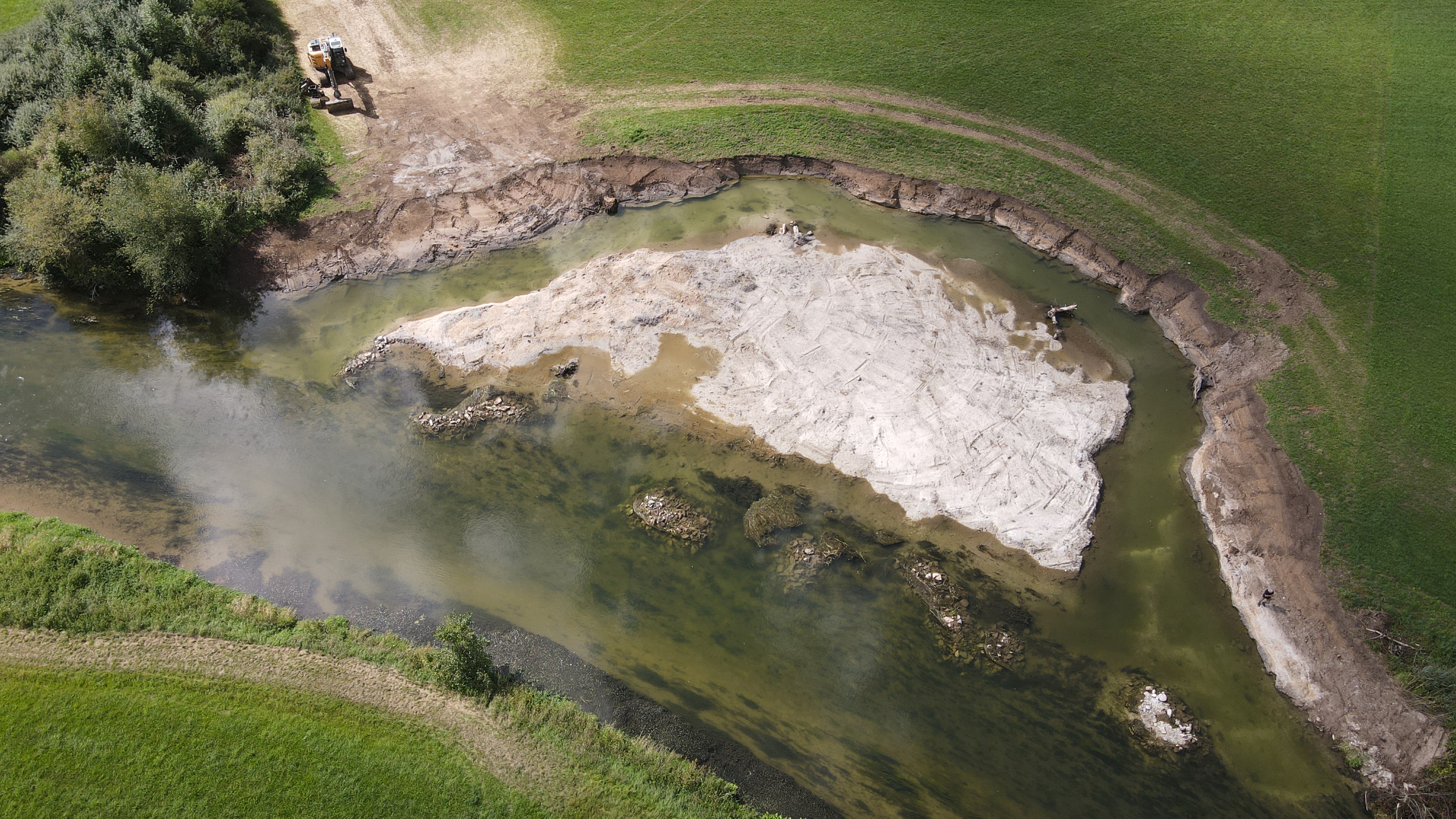 Beidseitig an die Altmühl angebundenes Nebengerinne mit kiesiger Inselfläche Beidseitig an die Altmühl angebundenes Nebengerinne mit kiesiger Inselfläche