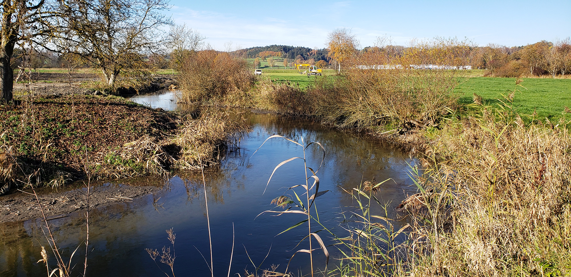 Strukturreicher neuer Seitenbach zur Verbesserung der Habitatvielfalt für strömungsliebende Fischarten Strukturreicher neuer Seitenbach zur Verbesserung der Habitatvielfalt für strömungsliebende Fischarten