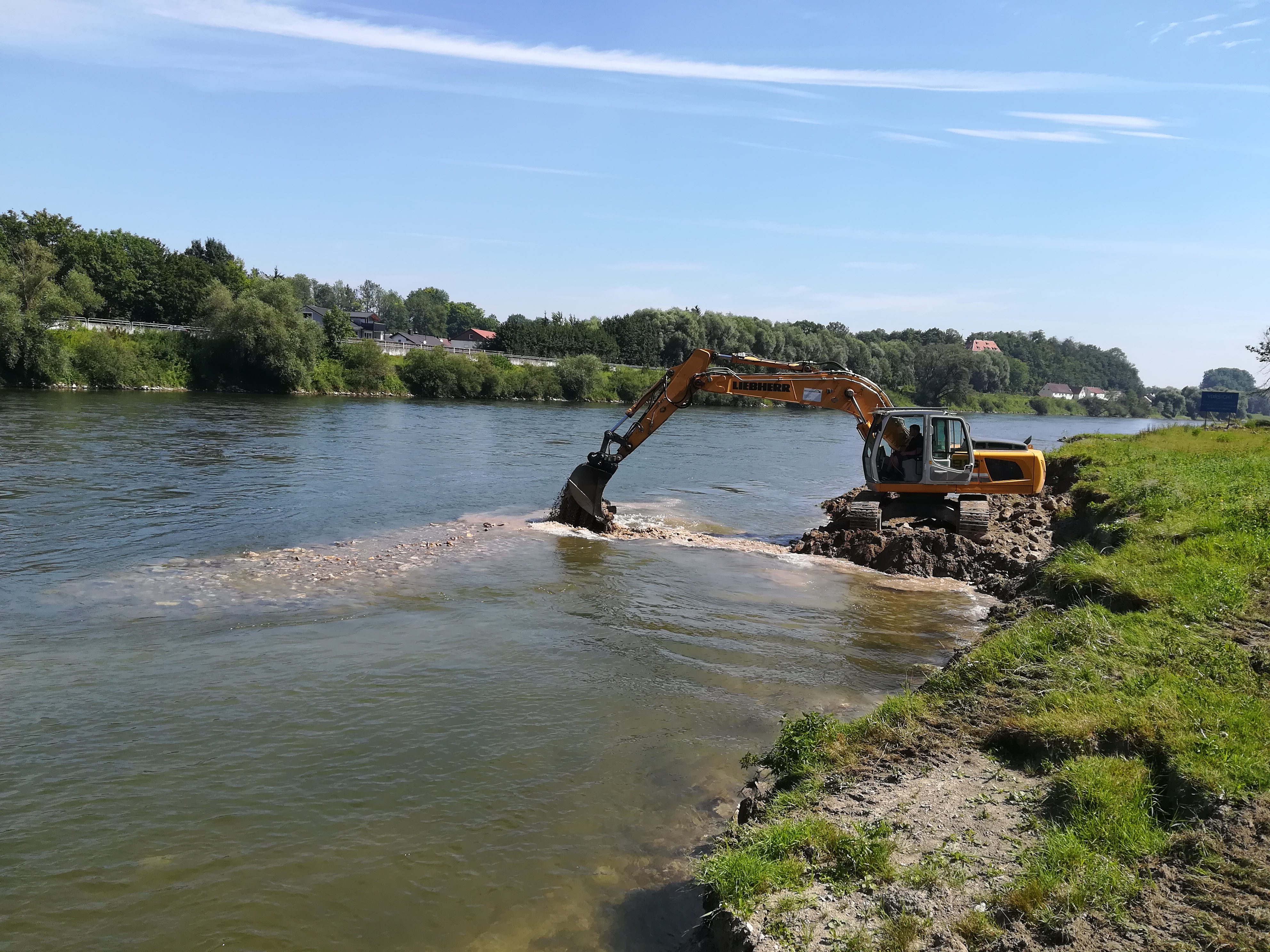 Uferrückbau und Einbau umströmter Inselbuhnen Uferrückbau und Einbau umströmter Inselbuhnen