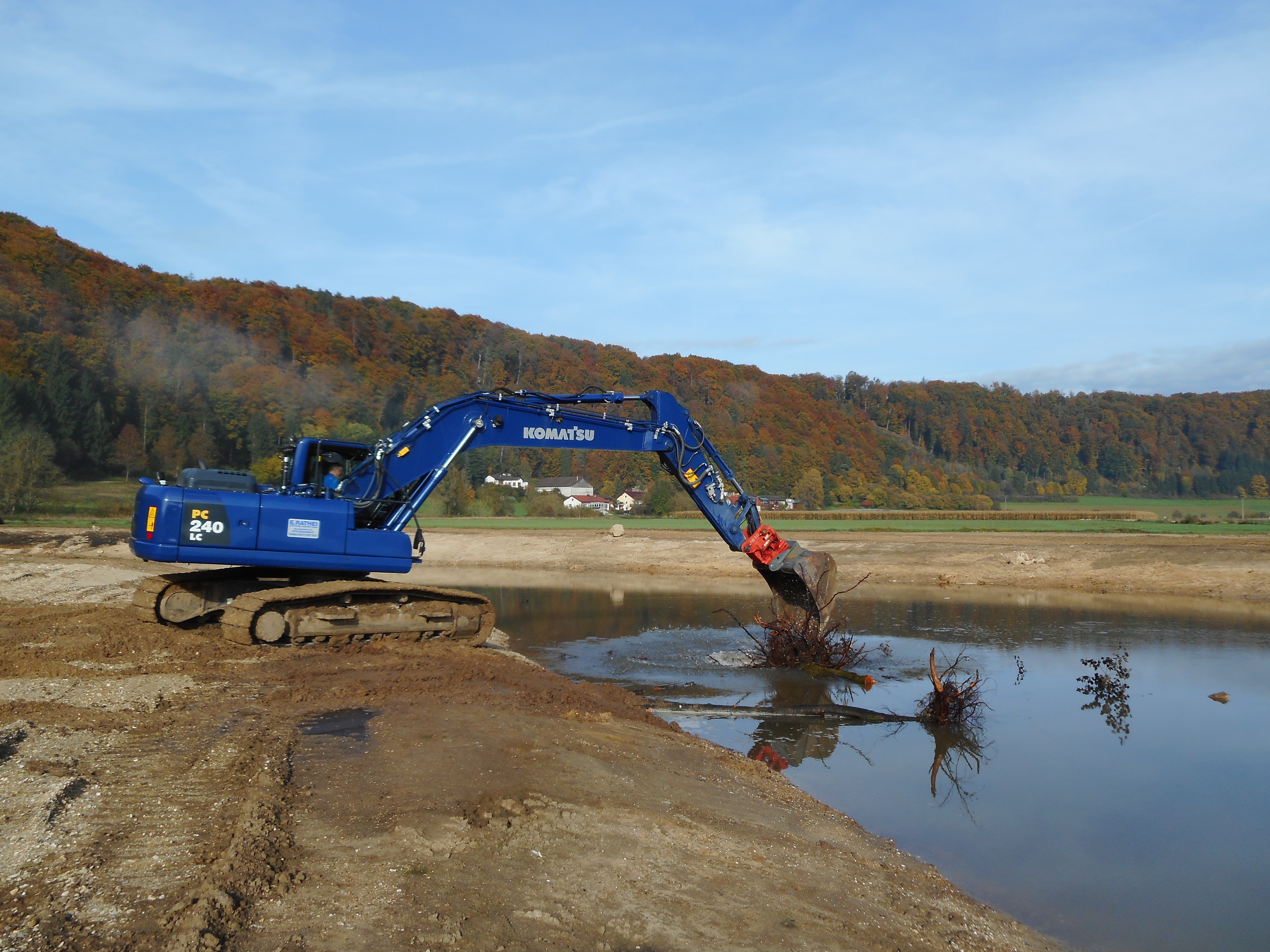 Totholzeinbau zur Förderung der Strukturvielfalt im neuen Altarm