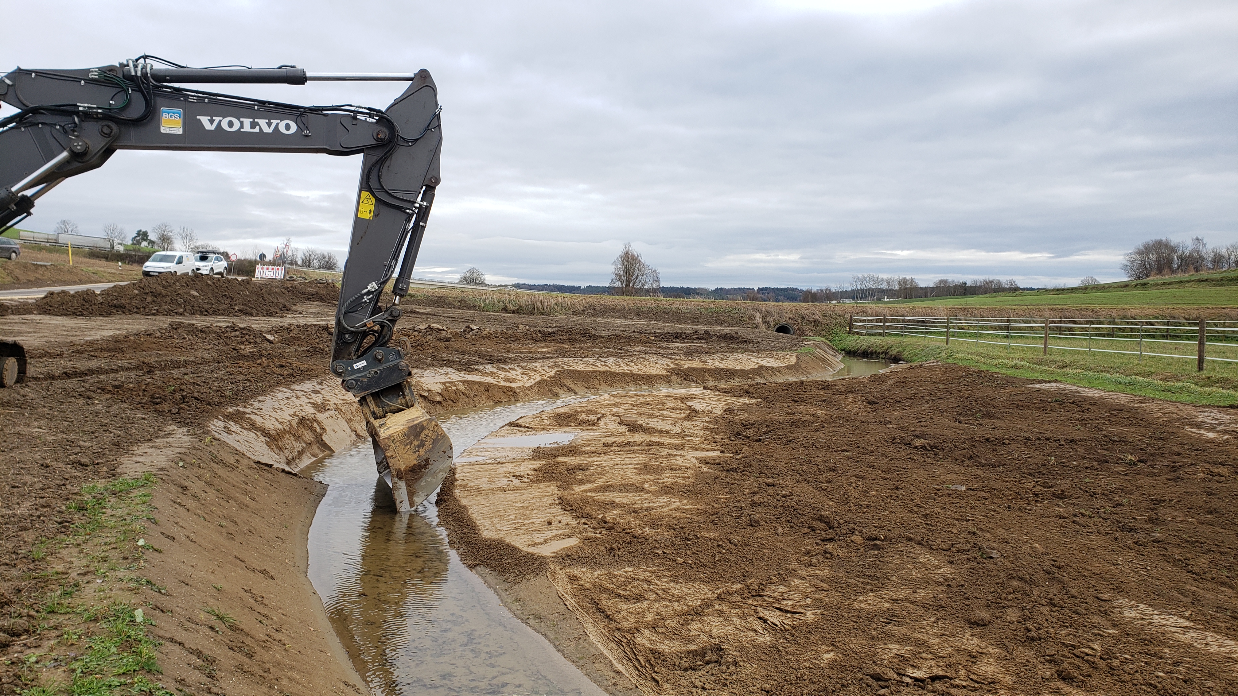 Gestaltung von Pralluferbereichen und Flachwasserzonen mit dem Kettenbagger Gestaltung von Pralluferbereichen und Flachwasserzonen mit dem Kettenbagger